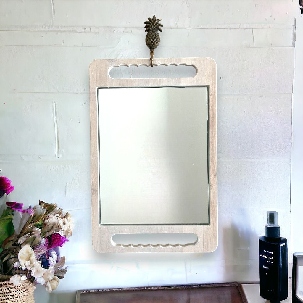 Perfect decor for your bathroom. The eco-friendly bamboo mirror in vanilla.