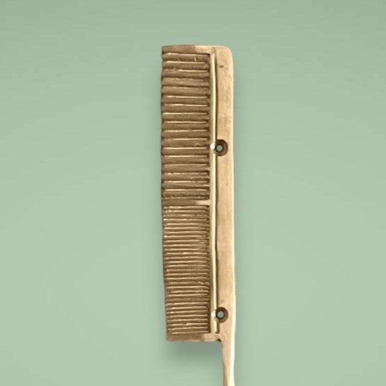 The golden brass hook as a stylish cutting comb.